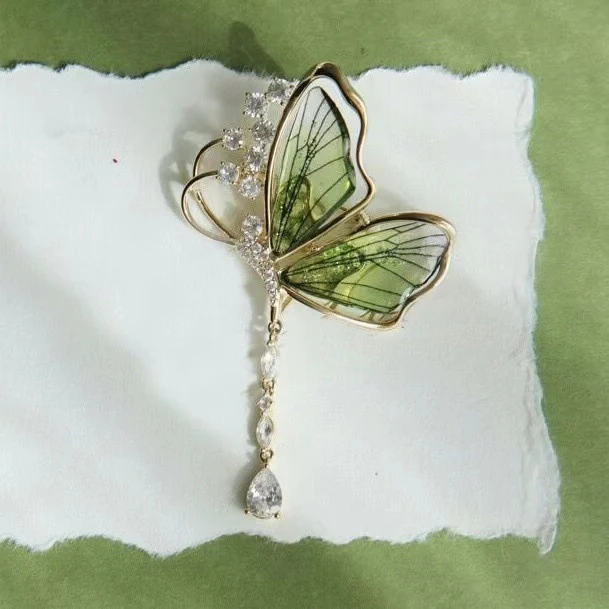 Exquisite Schmetterlingsbrosche mit Glitzersteinen Karnz