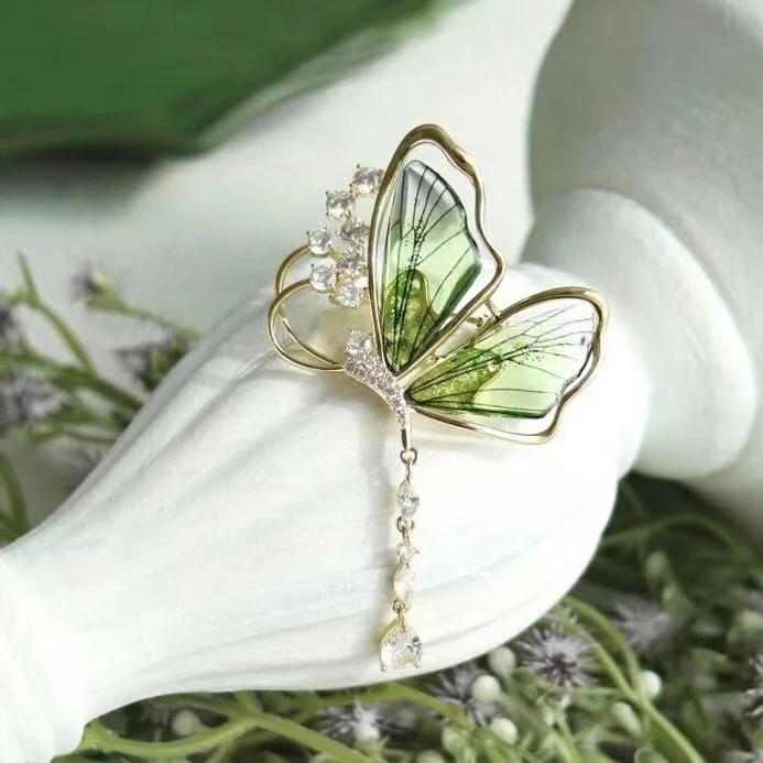 Exquisite Schmetterlingsbrosche mit Glitzersteinen Karnz