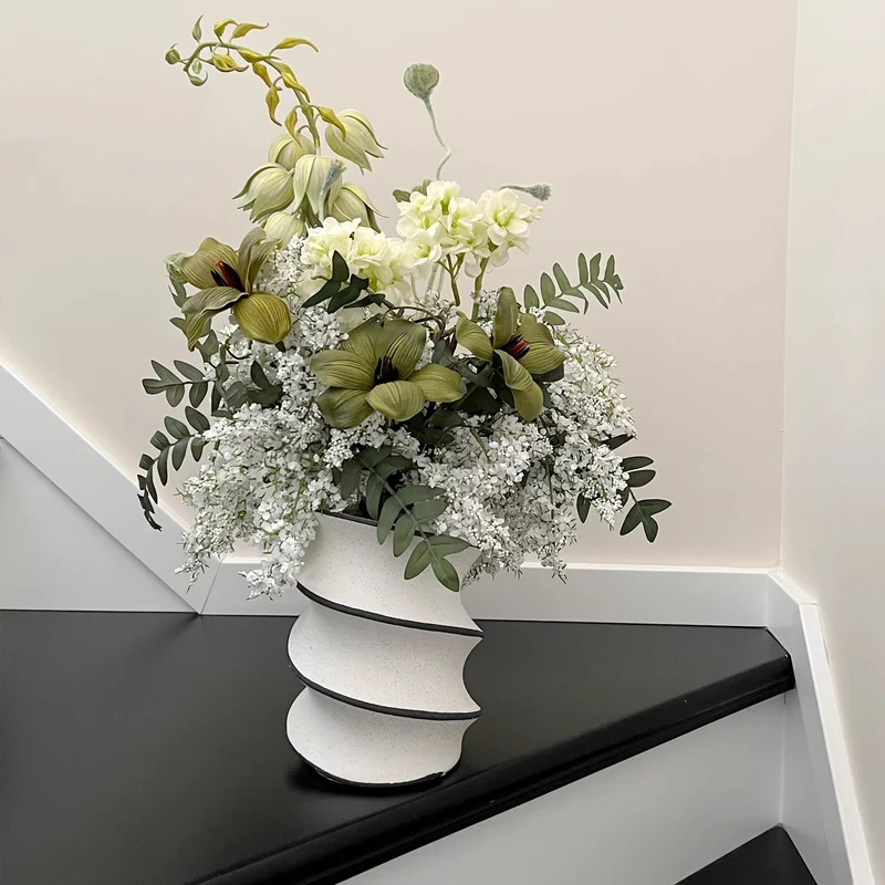 Skulpturale Spiral-Keramik-Tablettvase mit schmalem Mund