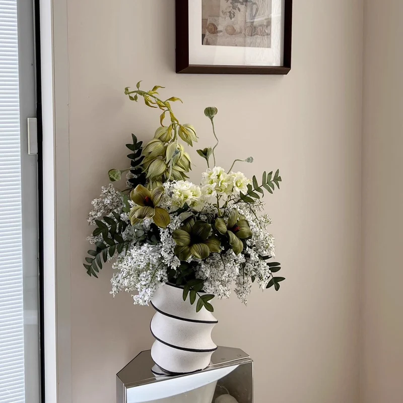 Skulpturale Spiral-Keramik-Tablettvase mit schmalem Mund