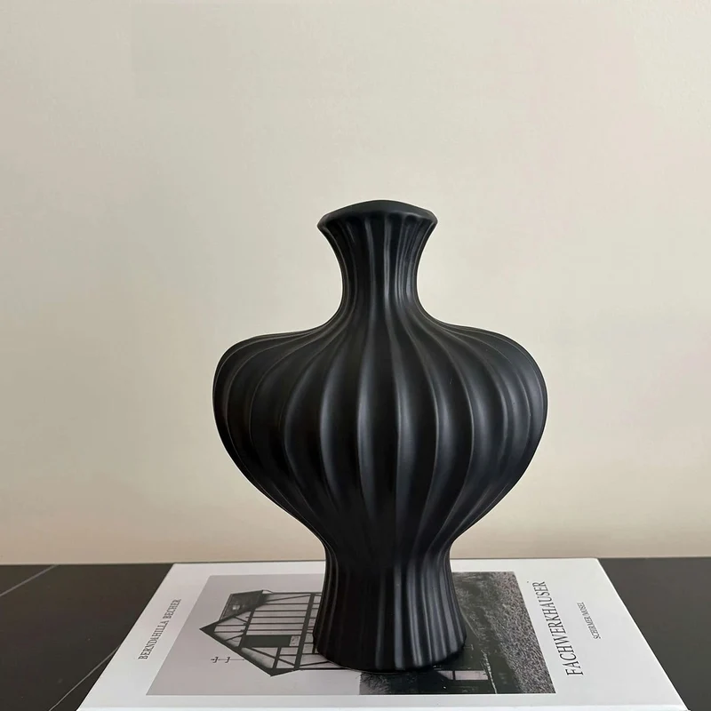 Skulpturale gerippte matte Keramik-Glasvase mit schmalem Hals und gefluttetem Kontur