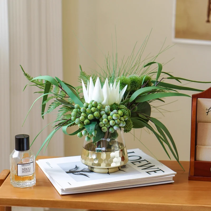 Realistisches Faux-Mix-Grünpflanzen-Bouquet mit dekorativer gehämmerter Vase