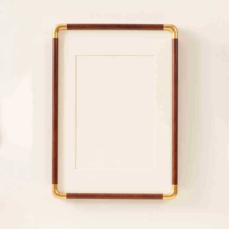 Dekorativer Wandrahmen mit goldenen Akzenten