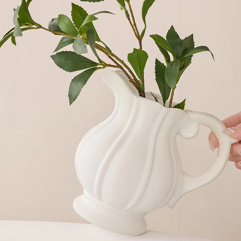 Minimalistische konische matte Keramiktischvase mit schmalem Hals