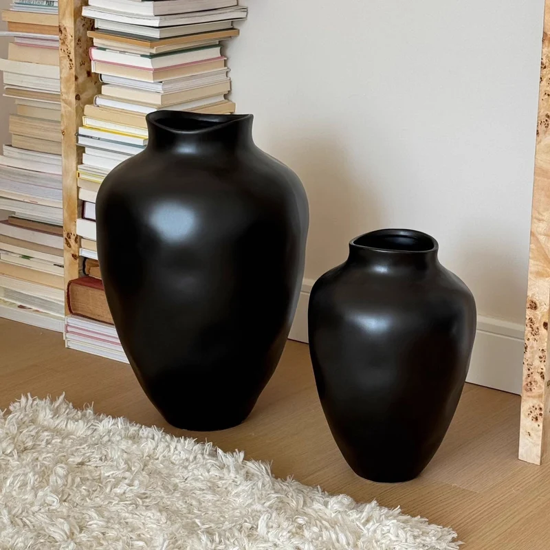 Minimalistische hohe Keramikbodenvase mit schmalem Hals