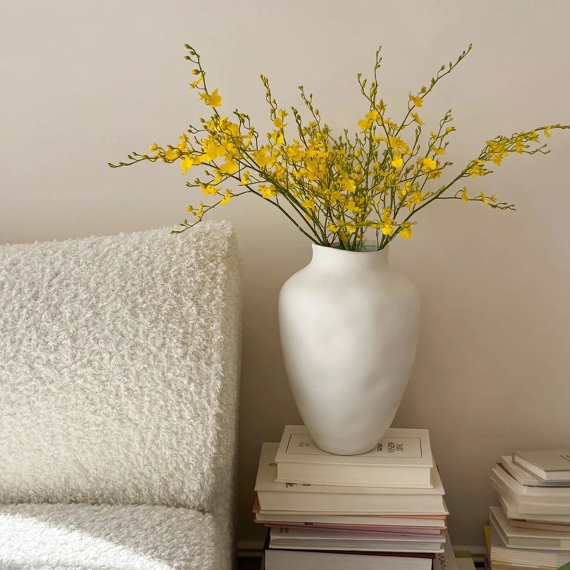 Minimalistische hohe Keramikbodenvase mit schmalem Hals