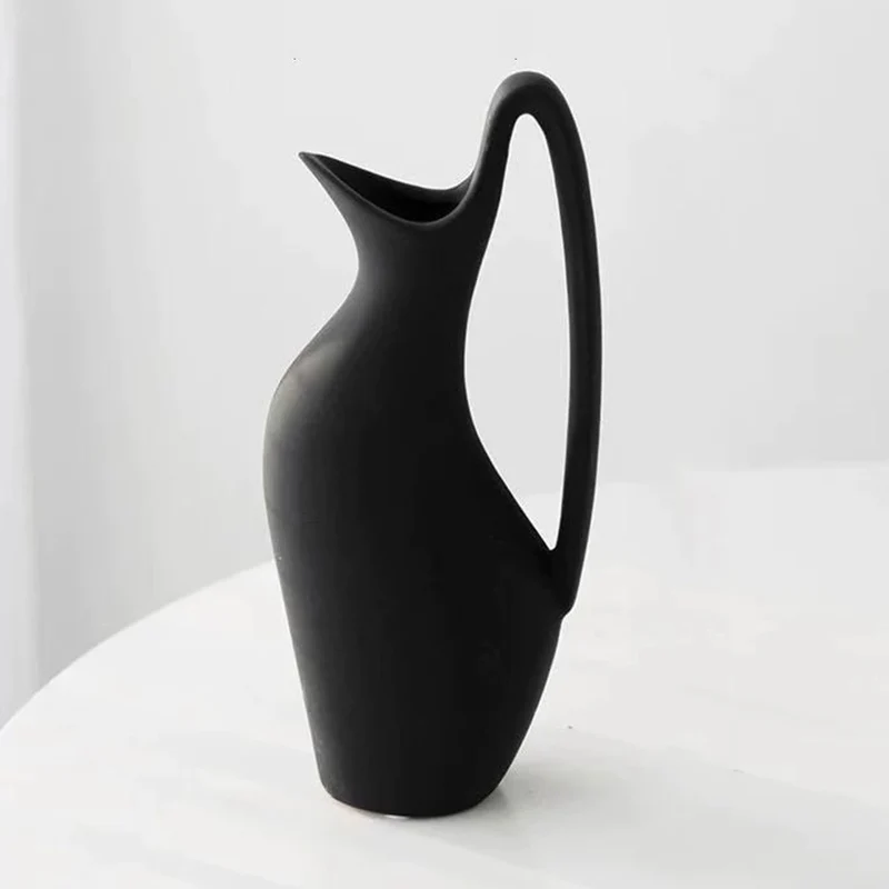 Minimalist skulpturale keramische Krugvase mit langem Schlaufenhenkel und schmalem Ausguss