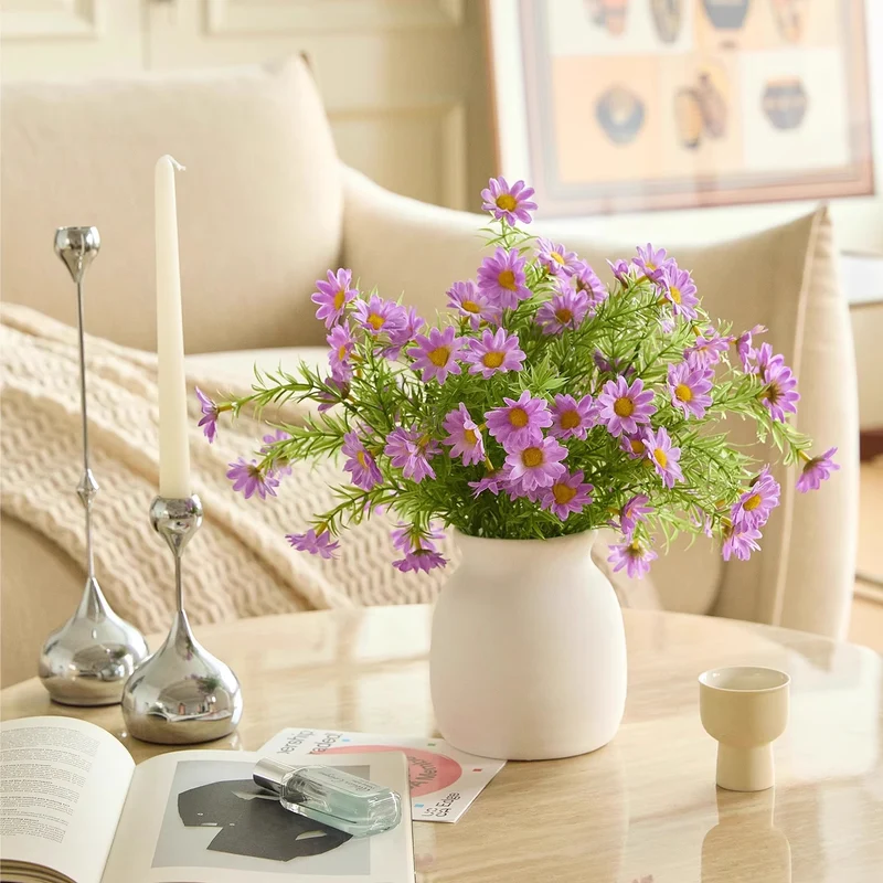 Minimalistische matte Keramikvase mit naturähnlichem Kunstgänseblümchenstrauß