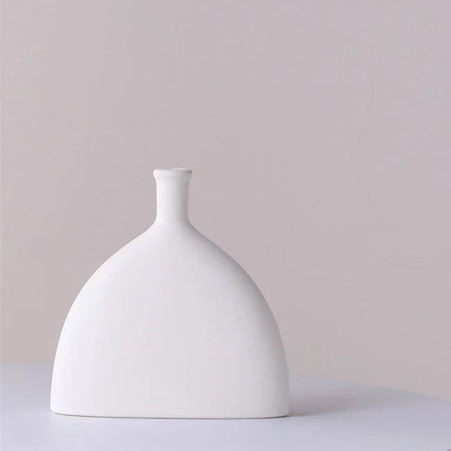 Matte minimalist keramische gewölbte Vase mit schmalem Hals