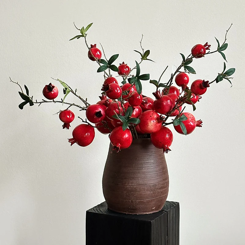 Handgefertigte radgeformte Terrakotta-Pflanzgefäßvase mit schmalem Hals und horizontaler Bandtextur
