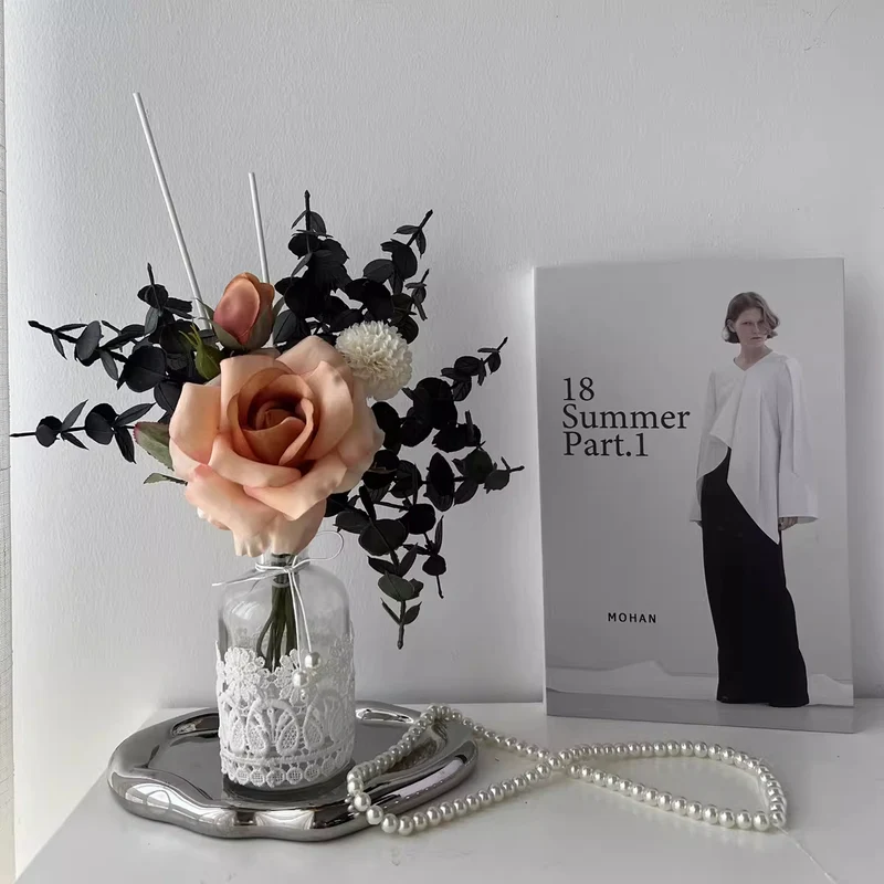 Gestielte Goblet Vase Tischdekoration mit Kunstrose, Anthurie & Perlengirlande