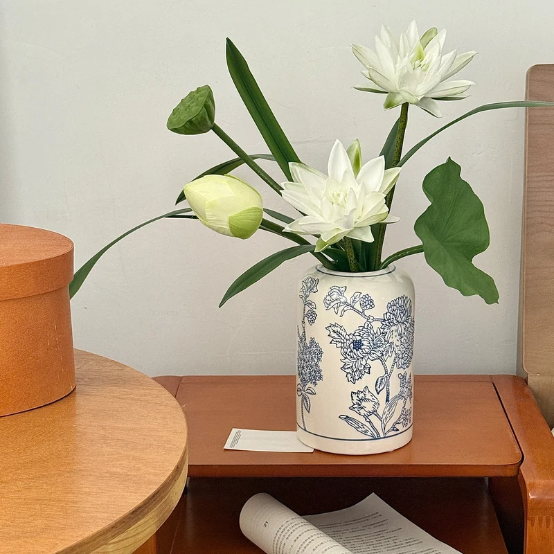 Schlanker zylindrischer Porzellan-Einzelstiel-Blumenvasen mit schmalem Mund und botanischem Transferdruck