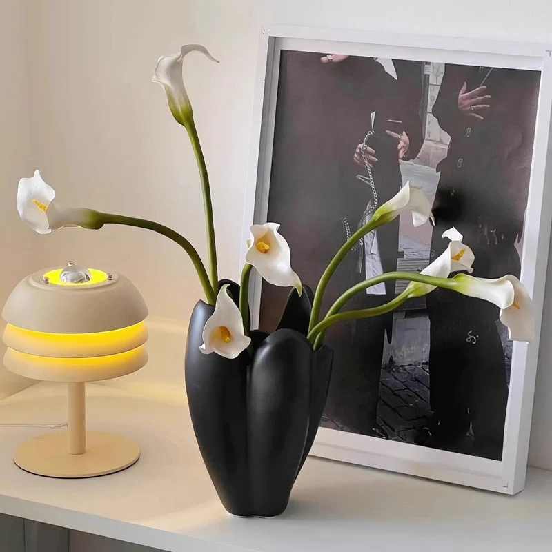 Skulpturaler Tulpenblatt Keramischer Dekorationsvase mit organischem Blatt-Rand