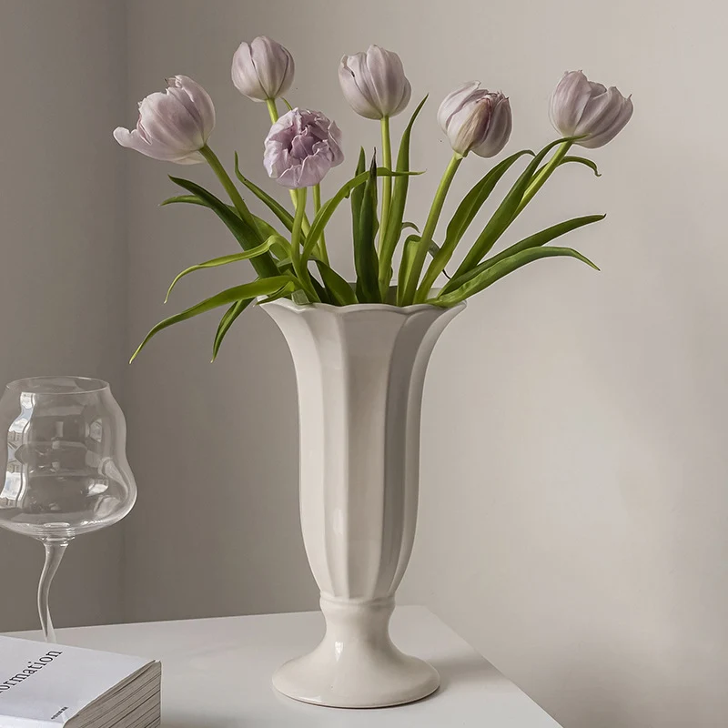 Handgefertigte Keramische Dekovase mit gewelltem Rand und Fuß, mit geprägtem Blumendekor