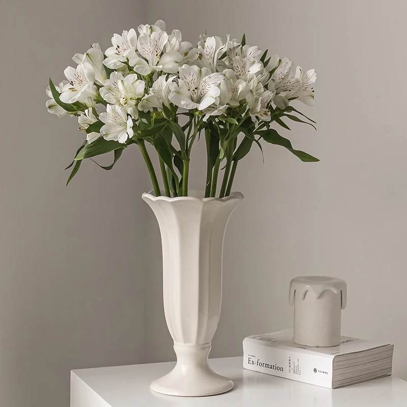 Handgefertigte Keramische Dekovase mit gewelltem Rand und Fuß, mit geprägtem Blumendekor