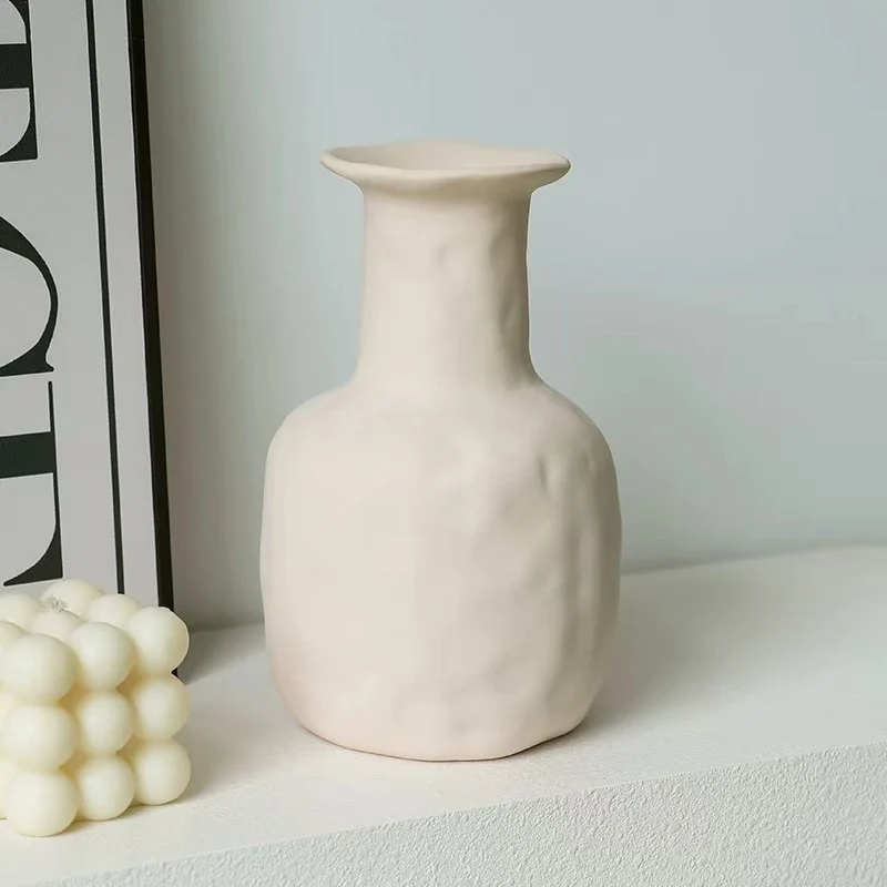 Handgefertigte unregelmäßige matte Keramik-Bud Vase mit ausgestelltem Rand und schmalem Hals