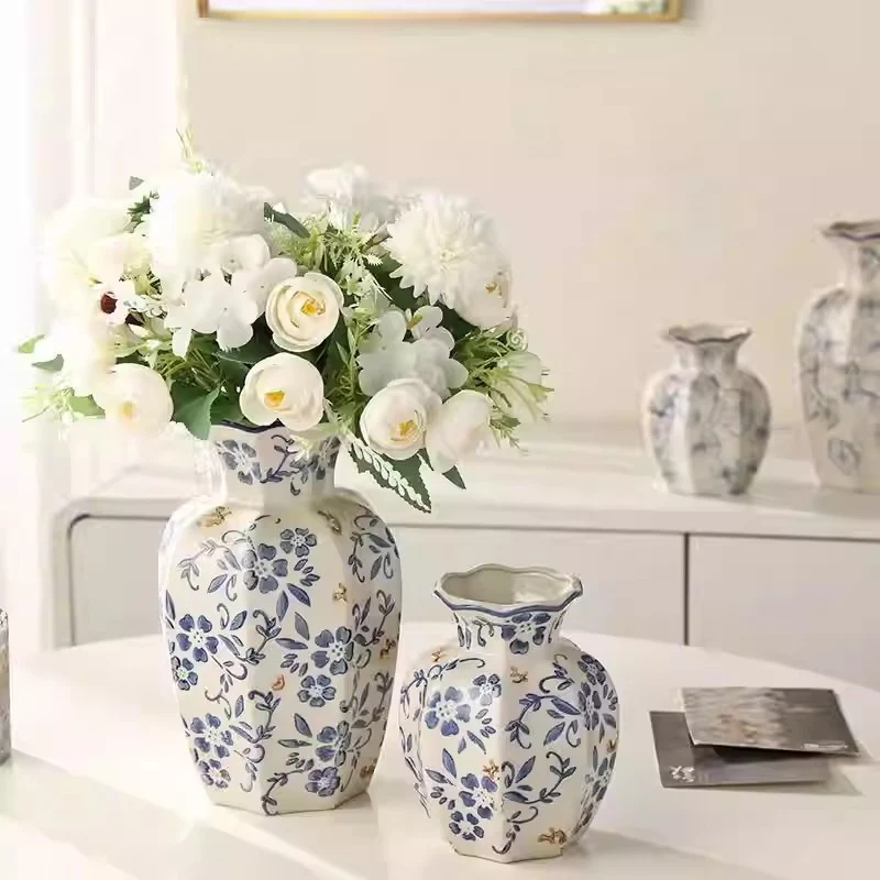 Handgefertigte Keramische Blumenvase mit gewelltem Rand nach dem Handbemalen