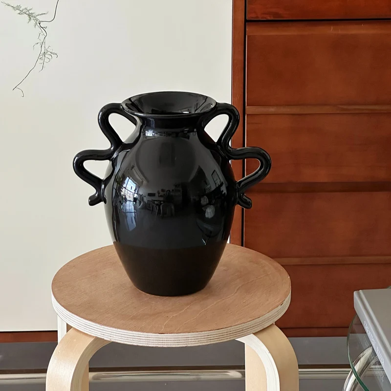 Glänzende Mehrhandliche Keramische Dekorative Vase mit Skulpturalen Schlaufen Griffen