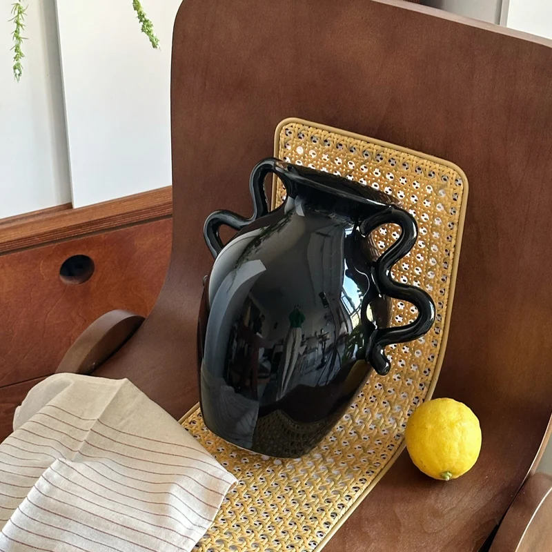 Glänzende Mehrhandliche Keramische Dekorative Vase mit Skulpturalen Schlaufen Griffen