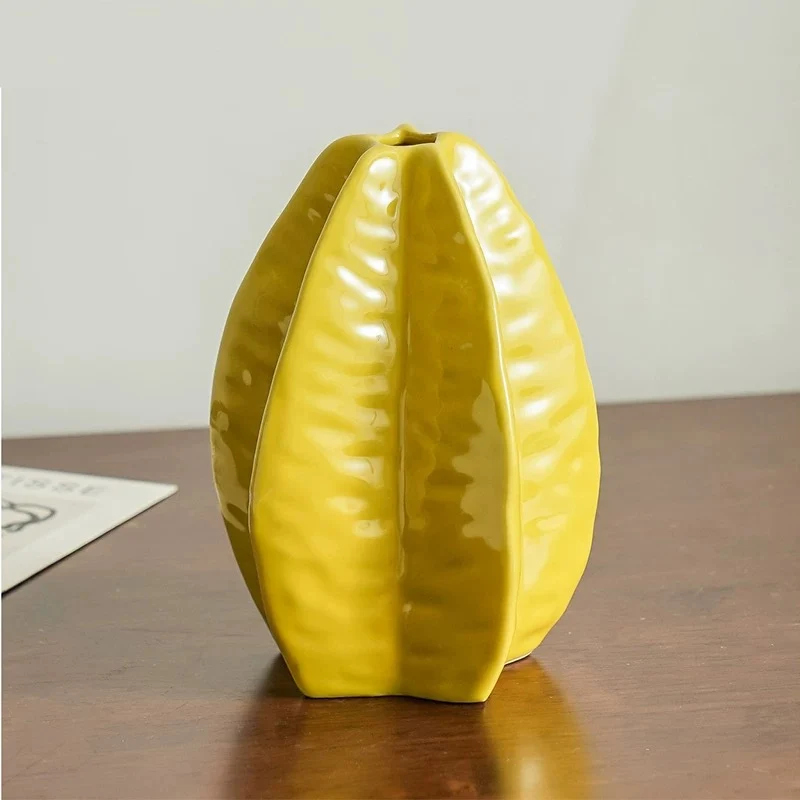Dekorativer Keramischer Vertikal-Rillen Skulpturaler Knospenvase mit engem Mund und organischer Falttextur