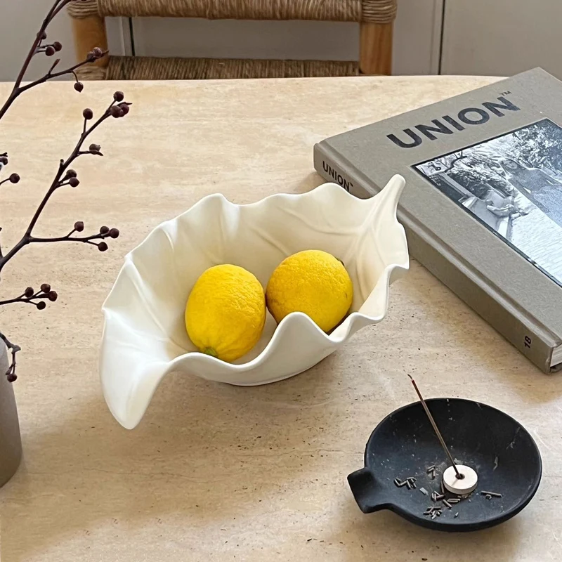 Dekoratives Keramisches Blatt Tablett für Schmuck und alltägliche Essentials mit skulptierter Venentextur