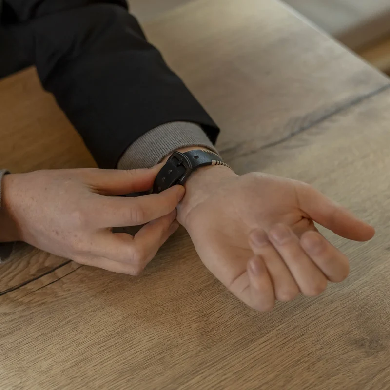 Coros Pace 4 Pro Lederarmband mit Ziernähten (Schwarz)