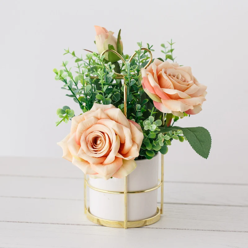 Künstliches Pfingstrosen-Blumenarrangement in Keramiktopf mit goldenen Drahtträger