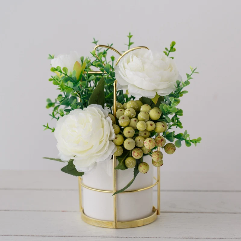 Künstliches Pfingstrosen-Blumenarrangement in Keramiktopf mit goldenen Drahtträger