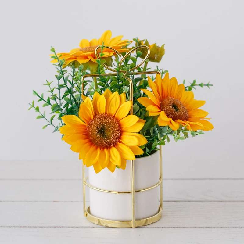 Künstliches Pfingstrosen-Blumenarrangement in Keramiktopf mit goldenen Drahtträger