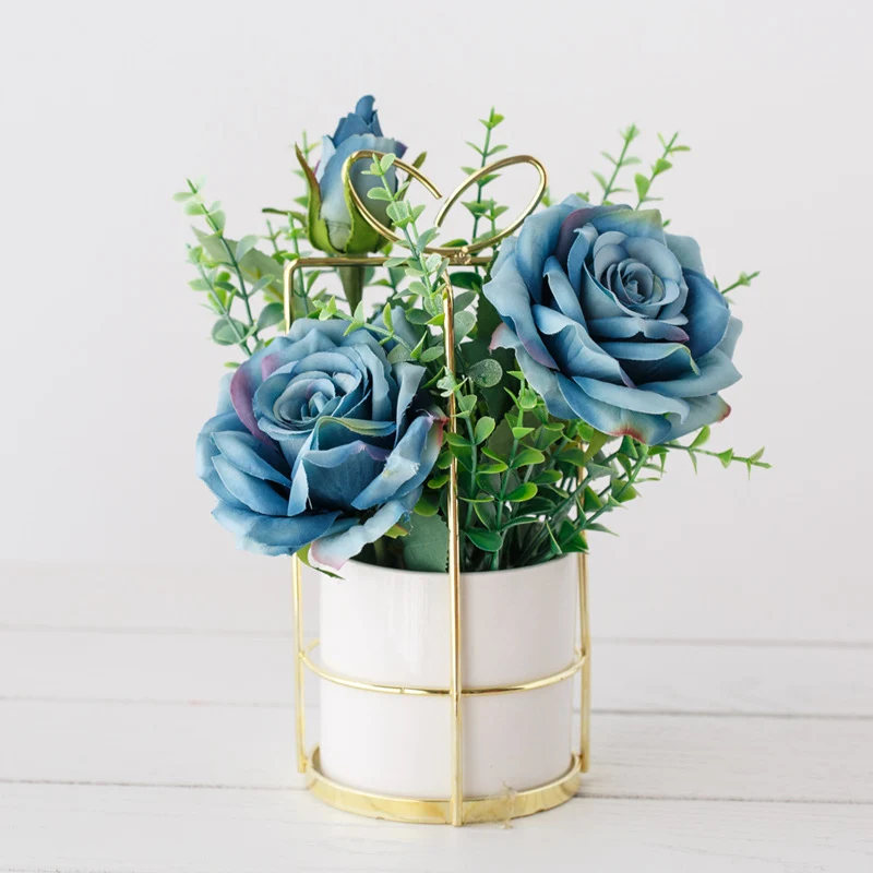Künstliches Pfingstrosen-Blumenarrangement in Keramiktopf mit goldenen Drahtträger