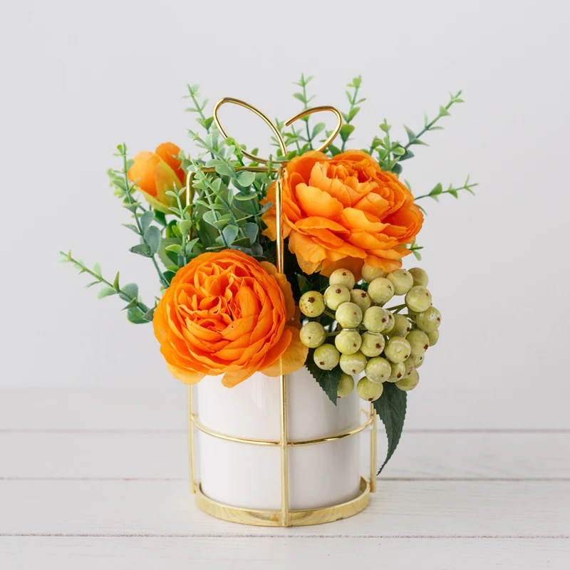 Künstliches Pfingstrosen-Blumenarrangement in Keramiktopf mit goldenen Drahtträger
