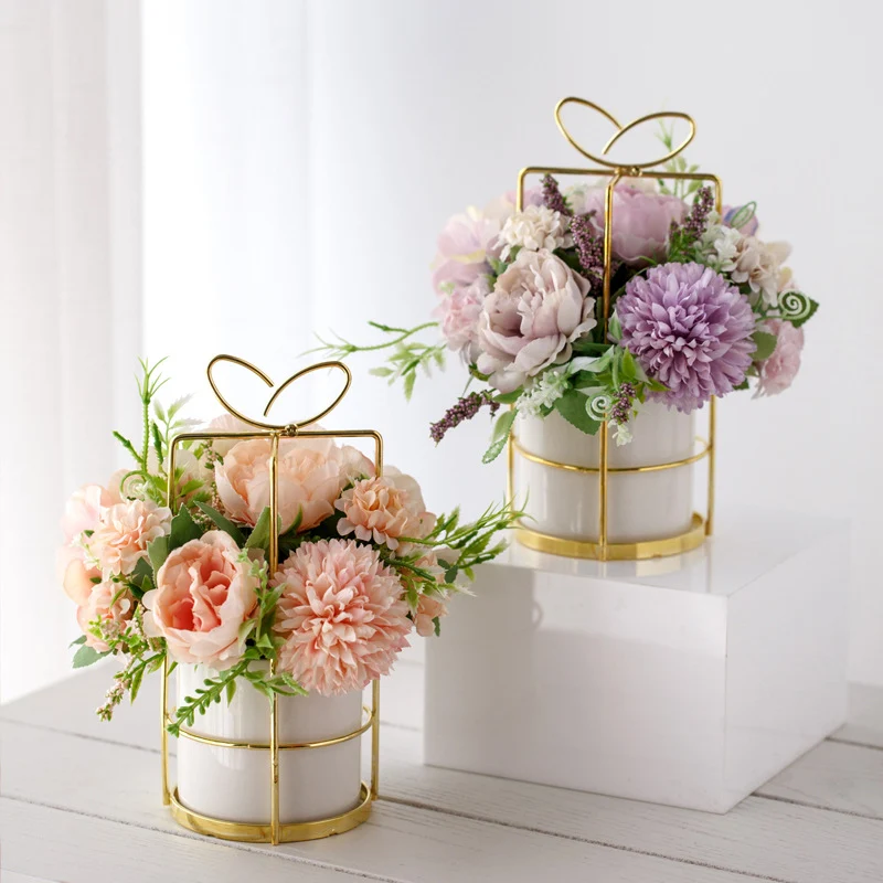 Künstliches Pfingstrosen-Blumenarrangement in Keramiktopf mit goldenen Drahtträger