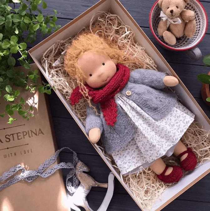 Poppi | Handgefertigte Waldorf Kuschelpuppe | Weich, Bio & Ungiftig