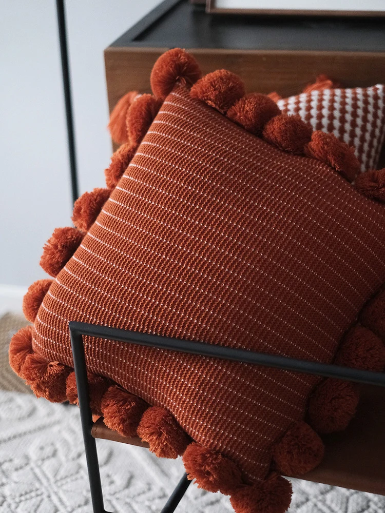 Dekoratives Pom-Pom Kissen