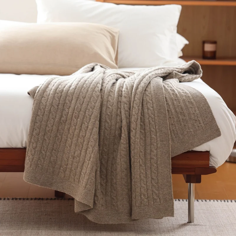 Texturiertes Kabelstrickwurfdecke