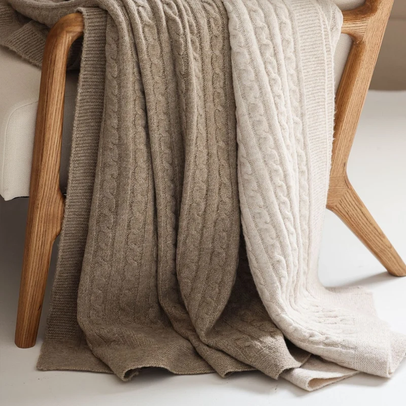 Texturiertes Kabelstrickwurfdecke