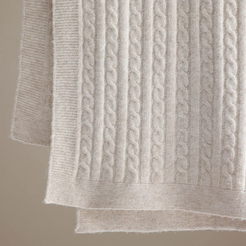 Texturiertes Kabelstrickwurfdecke