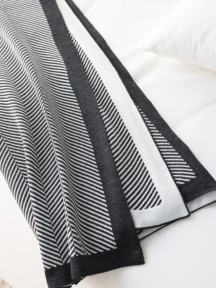 Zeitgenössische Chevron-Strickwurfdecke