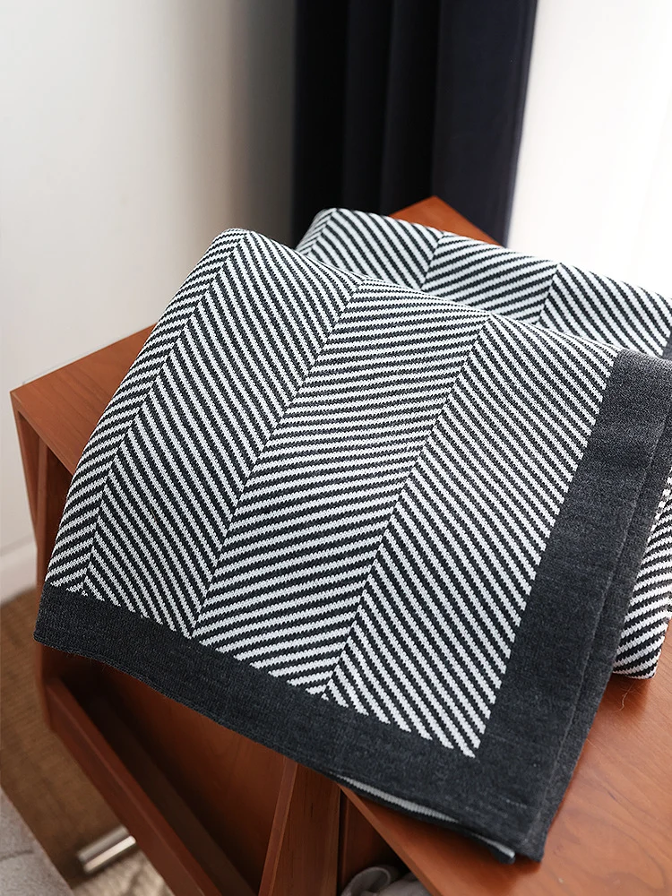 Zeitgenössische Chevron-Strickwurfdecke