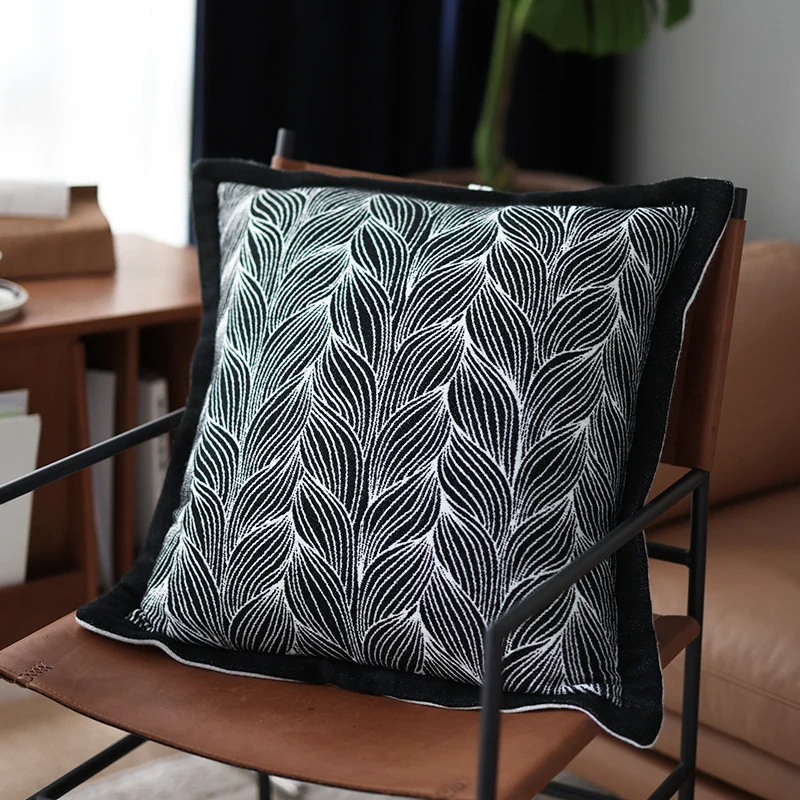 Abstrakt gemusterte Strickwurfdecke