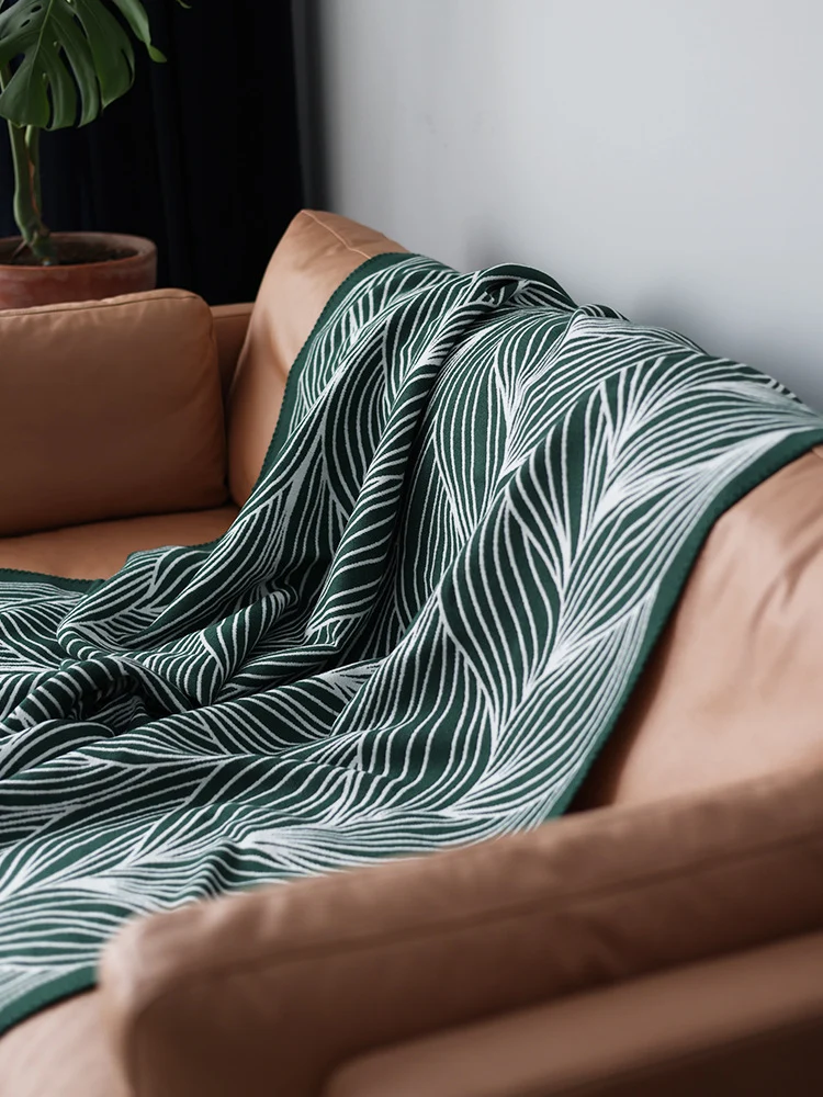 Abstrakt gemusterte Strickwurfdecke