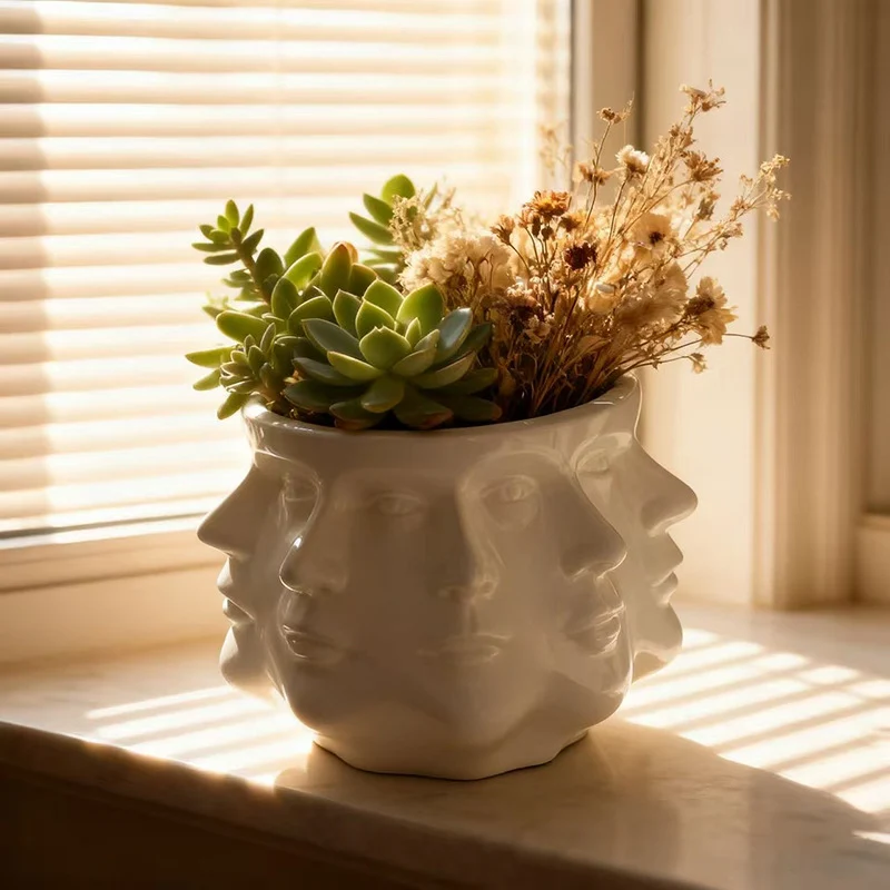 Moderner Blumentopf mit geometrischem Gesichtsmuster