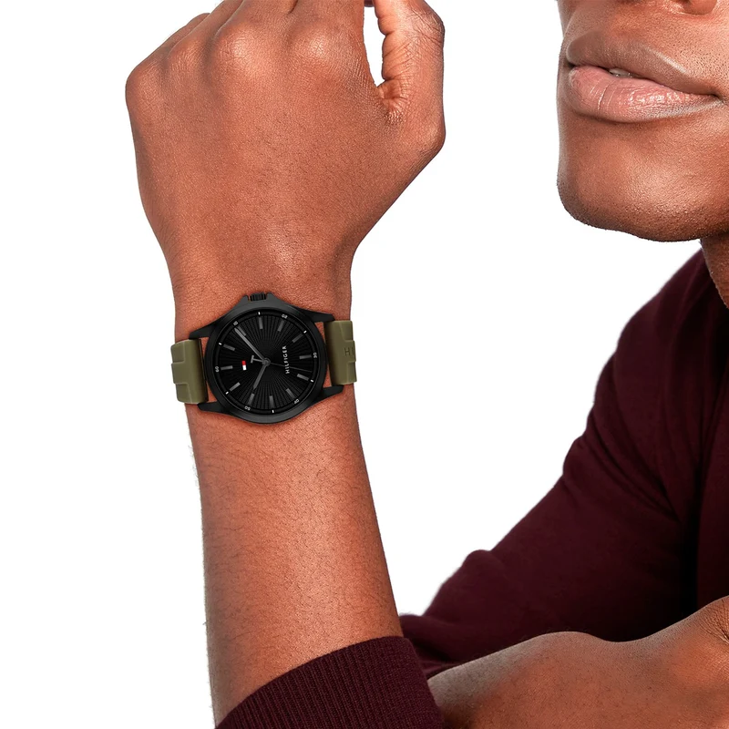 Tommy Hilfiger Bruce 1710741 Herrenuhr Schwarz • Militärgrünes Silikonarmband • Tachymeter-Lünette