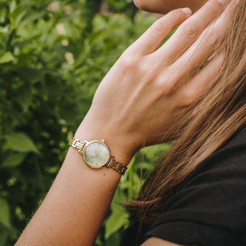 Holzkern Themis Damen Armbanduhr • Miyota Quarzwerk • Echtes grünes Perlmutt-Zifferblatt