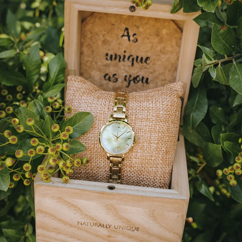 Holzkern Themis Damen Armbanduhr • Miyota Quarzwerk • Echtes grünes Perlmutt-Zifferblatt