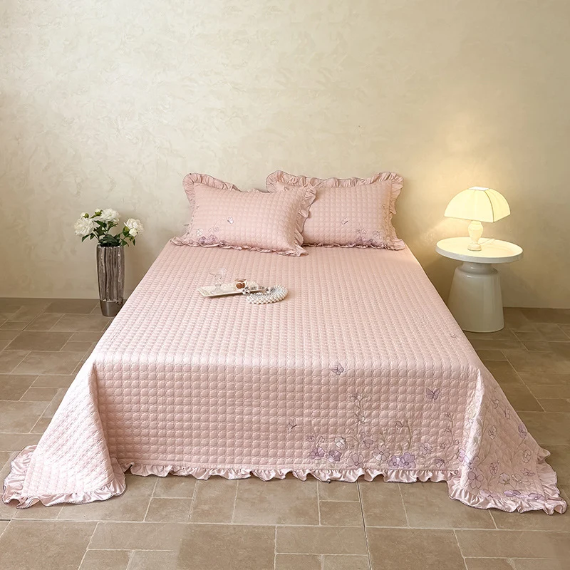 Baumwoll-Steppbett mit Stickerei, drei Teile