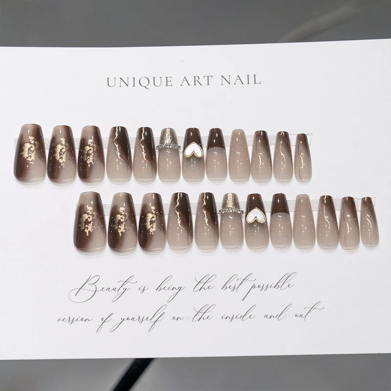 Elegantes Press-On-Nagelset mit Herz- und Strassakzenten
