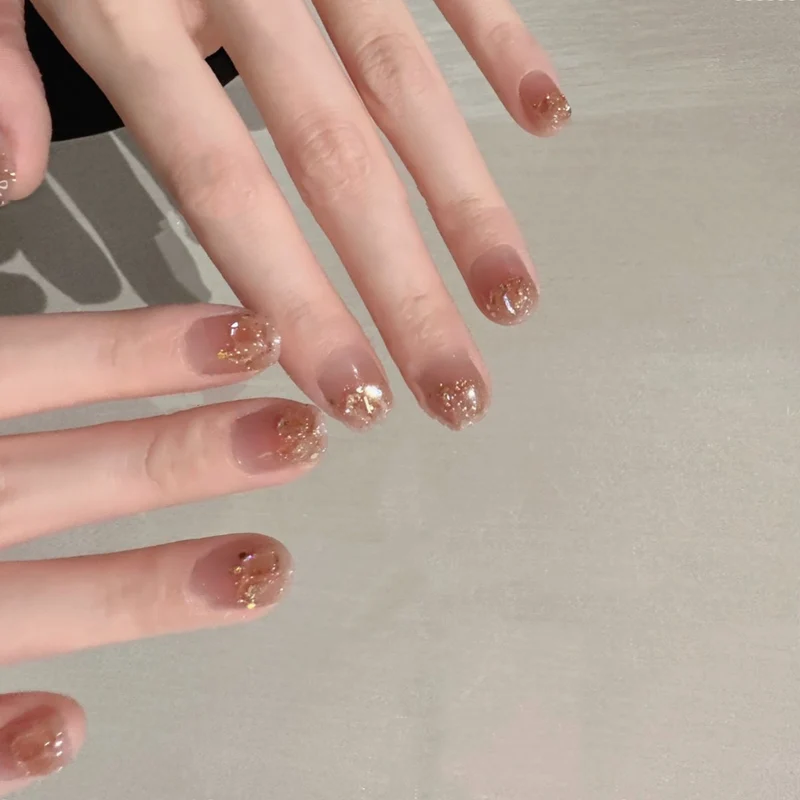 Elegantes Press-On-Nagelset mit Glitzerakzenten