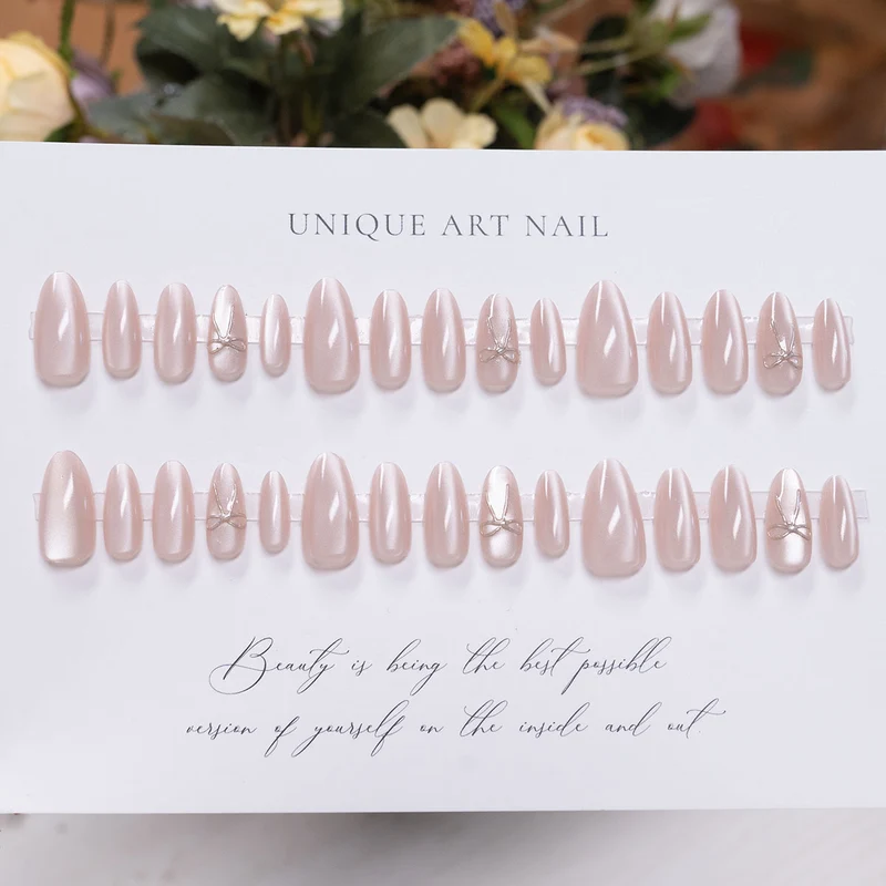 Elegantes Press-On-Nagelset mit dekorativen Akzenten