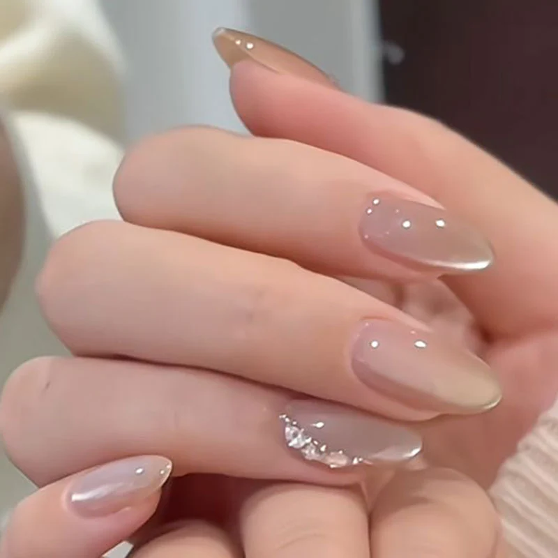 Elegante Press-On-Nagelverlängerungen mit Strassakzenten